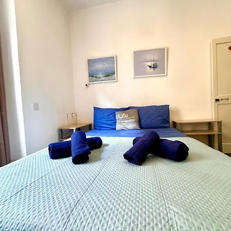 Traditional St Julian 150m From The Sea, 3 Bedrooms, 3 Bathrooms 아파트 *