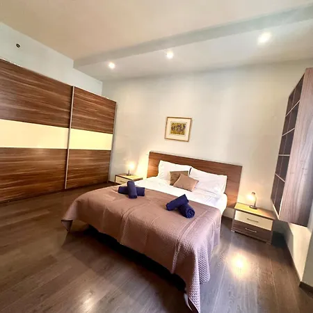 Traditional St Julian 150m From The Sea, 3 Bedrooms, 3 Bathrooms Apartment *