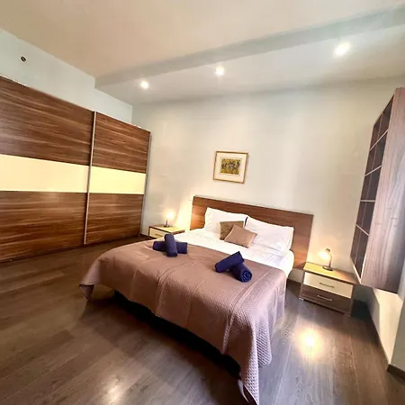 Traditional St Julian 150m From The Sea, 3 Bedrooms, 3 Bathrooms *