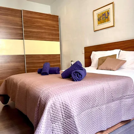 Traditional St Julian 150m From The Sea, 3 Bedrooms, 3 Bathrooms Apartment