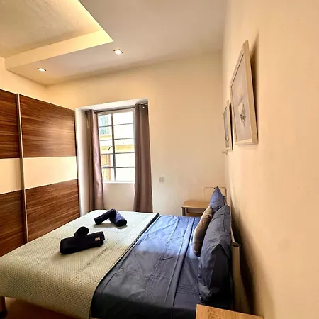 Traditional St Julian 150m From The Sea, 3 Bedrooms, 3 Bathrooms *