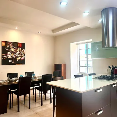 Traditional St Julian 150m From The Sea, 3 Bedrooms, 3 Bathrooms 아파트 Saint Julian's